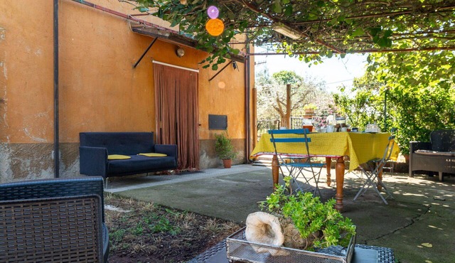 Beautiful private villa for 5 people with WIFI, A/C, TV and patio