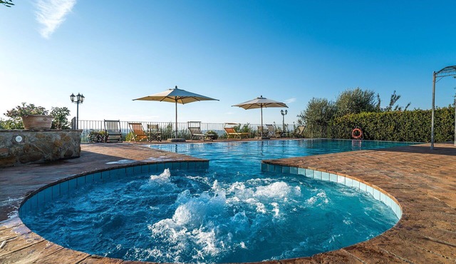 Beautiful private villa with private pool, hot tub, A/C, WIFI, TV, balcony, close to San Gimignano