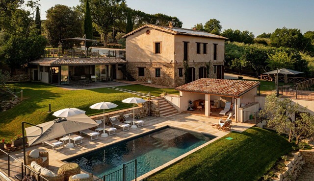 Beautiful private villa with A/C, WIFI, private pool, TV, patio and panoramic view, close to Spo.