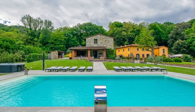 Beautiful private villa with private pool, WIFI, A/C, hot tub, TV, balcony and pets allowed