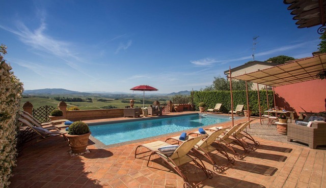 Beautiful private villa for 13 people with A/C, pool, WIFI, TV, panoramic view and parking