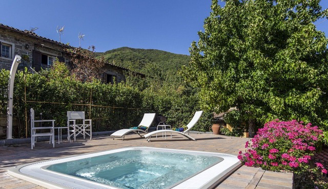Beautiful private villa for 16 people with hot tub, A/C, WIFI, TV, patio and panoramic view