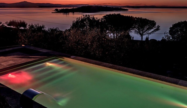 Beautiful private villa with A/C, private pool, WIFI, TV, patio, pets allowed and parking