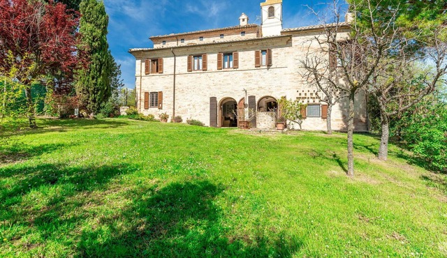 Beautiful private villa for 10 people with WIFI, panoramic view and parking, close to Ascoli Pic...