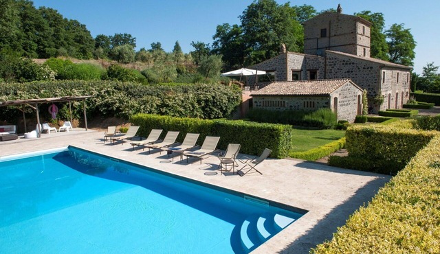Beautiful private villa for 10 people with private pool, WIFI, A/C, TV and patio