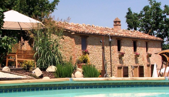 Beautiful Self-Catering Farmhouse Apartments Near Amandola Le Marche With Pool