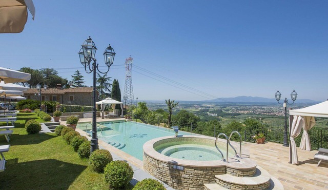 Beautiful villa for 4 guests with A/C, pool, WIFI, TV and panoramic view