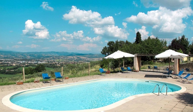 Beautiful villa for 6 people with WIFI, pool, TV, patio, pets allowed and parking