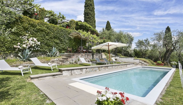 BEAUTIFUL VILLA JUST OUTSIDE LUCCA WITH MAJORDOMO