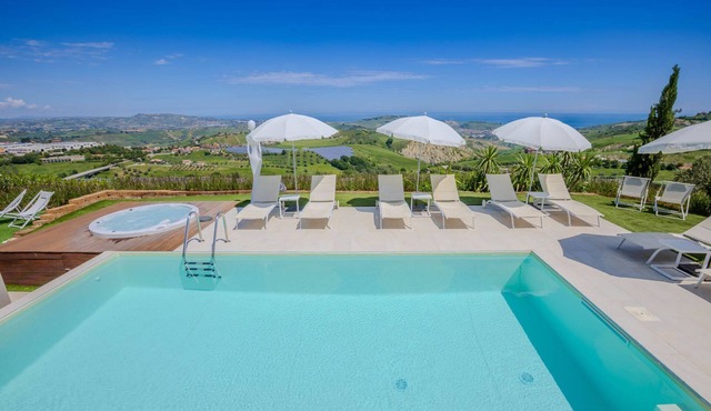 Beautiful villa with pool, SPA and panoramic sea views, just 10 minutes from the beaches of Pineto