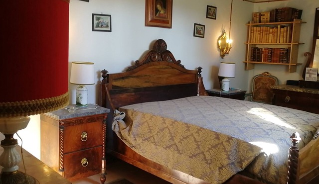 Bedroom 2 pers, private bathroom in historical Villa with swimming pool