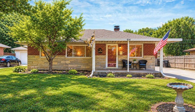 Beech Grove Retreat | Yard Garage Sleeps 10!