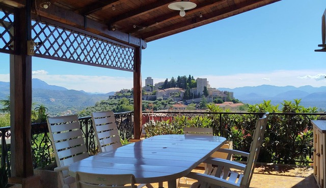 Benesié- Elegant villa with castle view