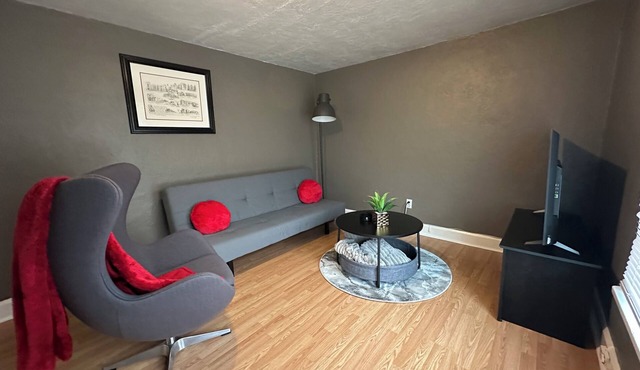 Benny B Charming 2 Bedroom house bunk/game room close to Ball State University