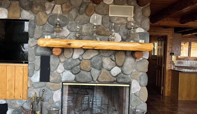 BERKSHIRE MOUNTAIN LAKEFRONT LOG HOUSE FAMILY RETREAT
