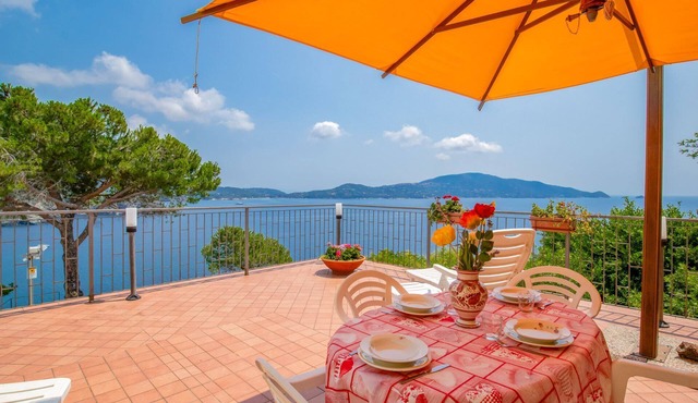 Between dreams and stars, Villa Capo Stella stands majestically on the cliff and is embraced by the