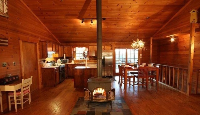 Black BearBlack Bear-Rustic Family Cabin on Top of Fort Mountain!