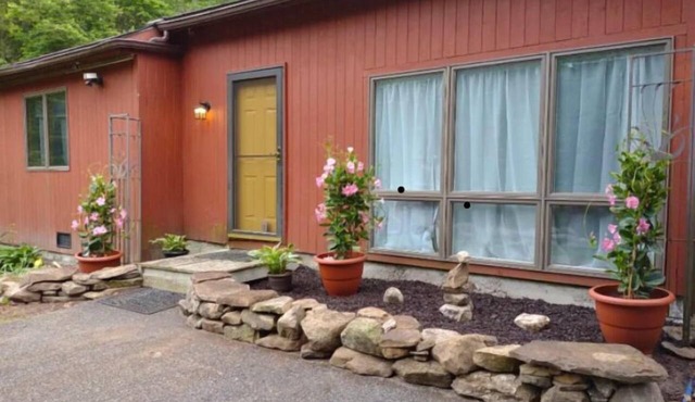BnB “GetAway” 600sf studio Wooded, Trails, UConn, quiet, Clean 5⭐️ Coventry 3 pp