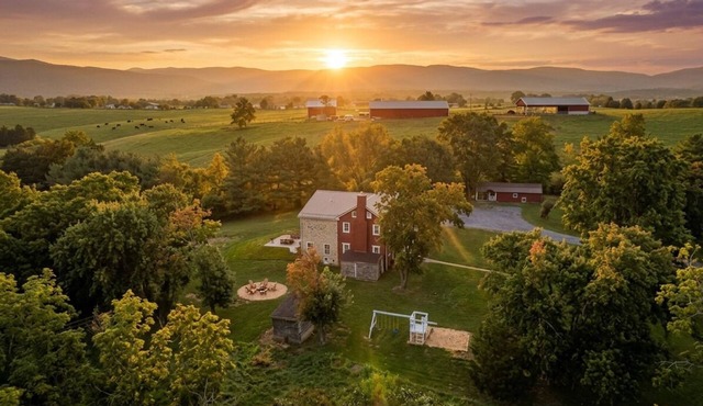 Book Now! Secluded 9 acres~Dogs OK~Game Rm~Hot Tub~Great Views~Outdoor Play
