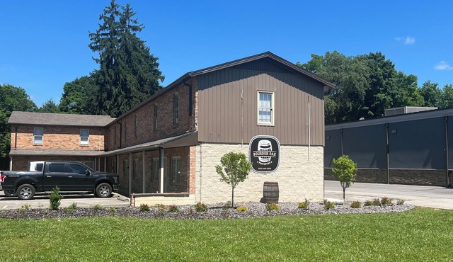 Bourbon Oak Hideaway 2 offers a 2 bed 2.5 bath apartment in historic Bardstown.