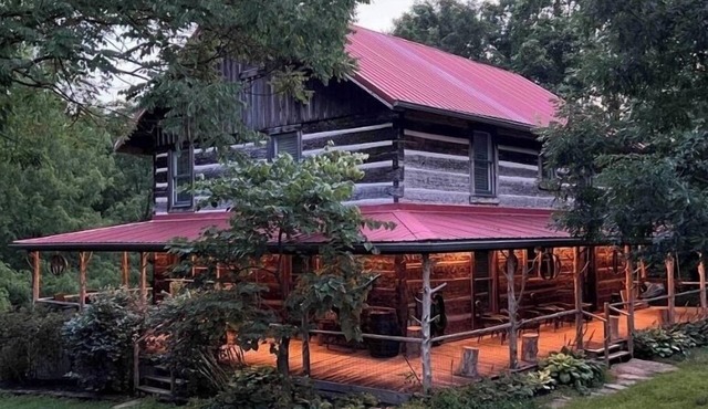 Bourbon Trail Luxury Cabin; 4BR, 32 acre Estate, 20 minutes to Buffalo Trace