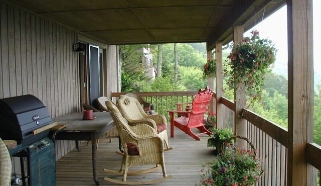 Breath Taking View of the Highlands of the Roan with Hot Tub and Pool Table