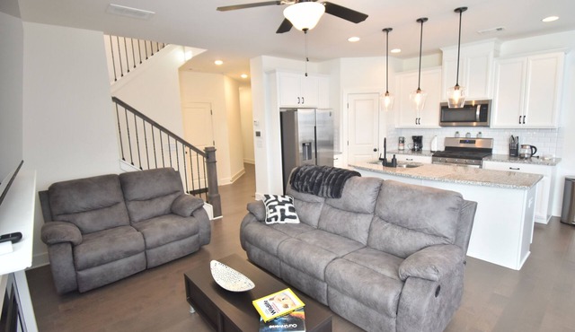 Bright, charming, modern townhouse in Winder