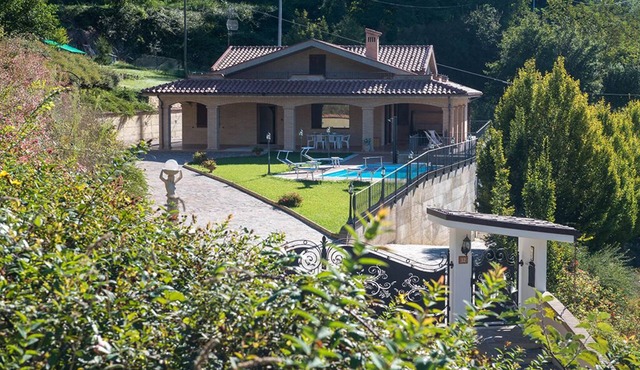 Bright villa with wonderful views of the Sibillini mountains, private swimming pool