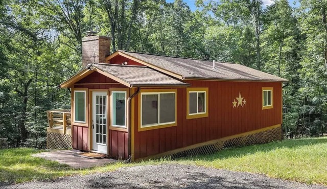 Cabin w/hot tub & deck grill