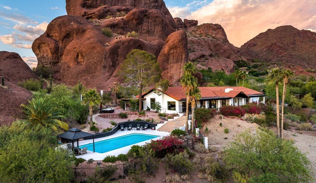 Camelback Mountain Mid-Century Modern Villa, Private, City Views, Pool, Hot Tub