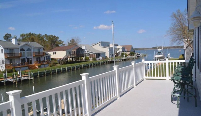 CANAL FRONT - GREAT VIEWS - 5 BDRM, 3&1/2 BATHS, 2 KINGS, GOLF, RELAX.