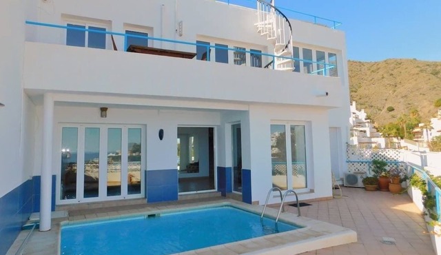Casa Blanca, spacious modern 3 bedroom, small private pool and amazing sea views