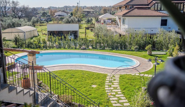 Casale nel Verde con Piscina e Vista