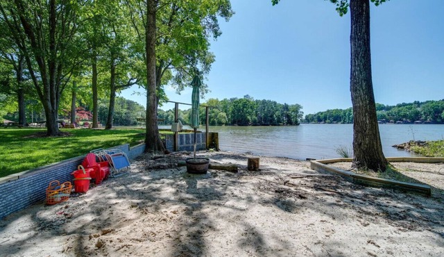 Castaway Cove—5-Bed Lakeside Retreat—Hot Tub—Fire Pit!