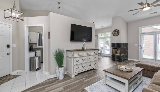Castle Glow - 2BR - BBQ Gr - Walk to Kroger Field