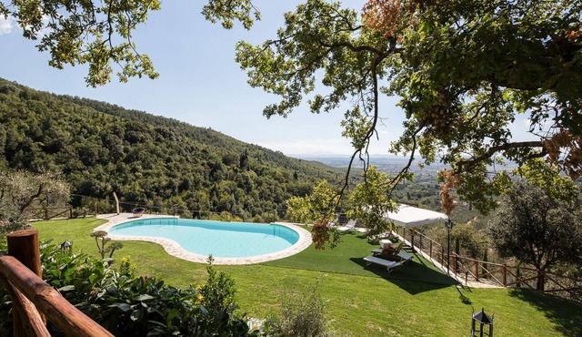 Castle with panoramic view near Cortona suitable for groups of friends