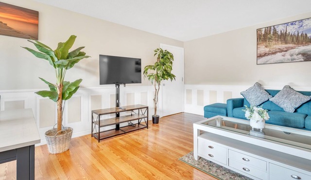 Central Chic Pad - with Free Parking, Heat & AC
