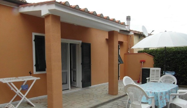 Centrally Located and Mediterranean Holiday Home "Margherita - Trilocale" with Garden