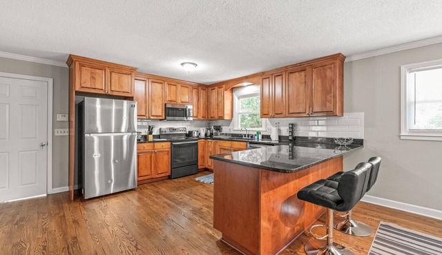 Centrally Located Ranch - 15mins to Airport & Uptown