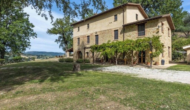 Charming 7-bedroom farmhouse with pool and stunning mountain views!