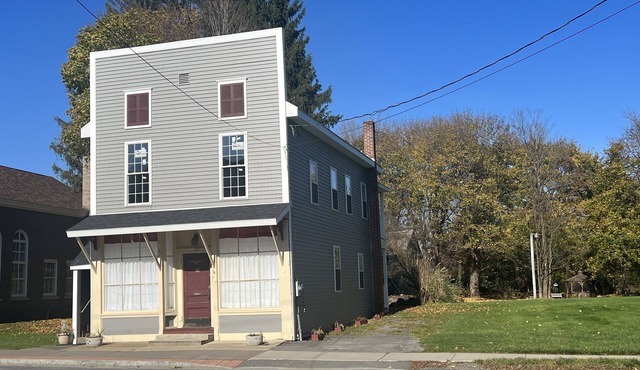 Charming 1st floor apt. in Milford, under 5 minutes to Dreams Park