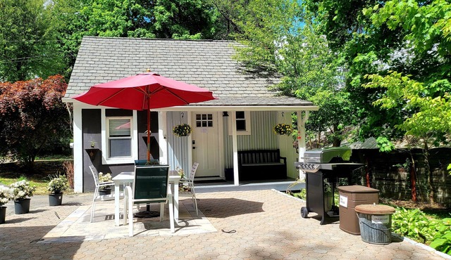 Charming 2 Bed backyard guesthouse close to Peekskill, WestPoint, & trails.