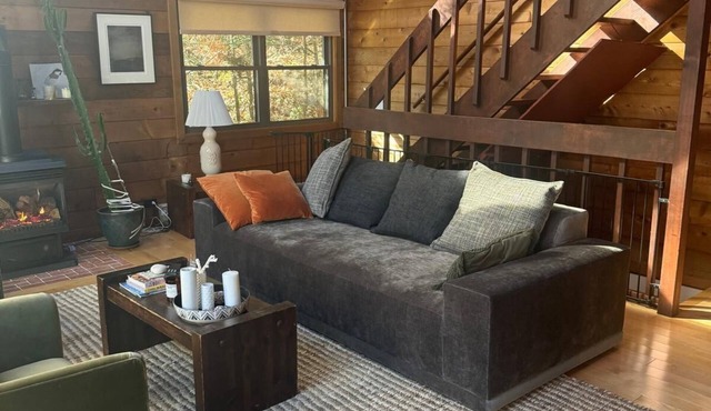 Charming 3-bedroom cabin with WiFi, AC in lovely Litchfield