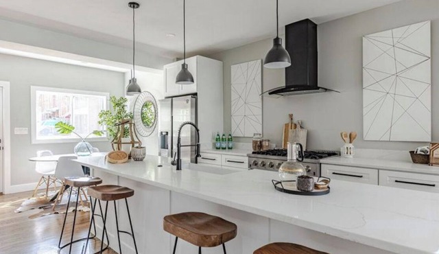Charming 3-bedroom Townhome with WiFi and AC in marvelous Washington