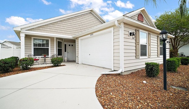 Charming 3-bedroom villa walking distance to Lake Sumter Sq Golf Cart included