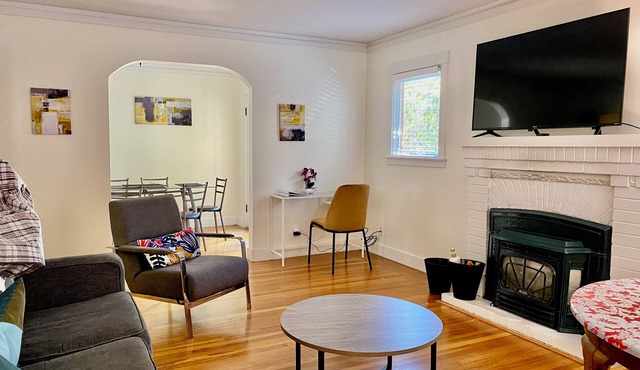 Charming 4-bedroom house with AC, WiFi in pleasant Menlo Park