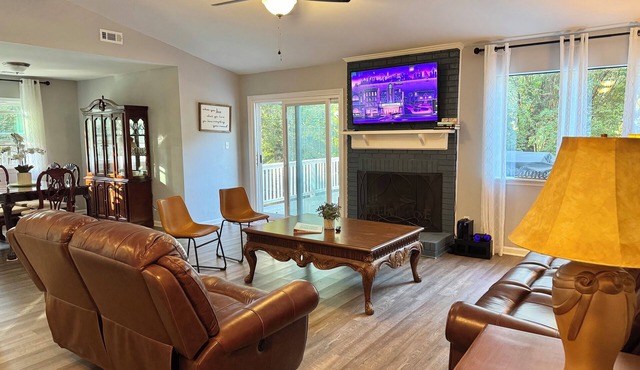 Charming Charlotte Getaway, Quiet Cul-de-Sac, Big Deck, Near Uptown & Airport