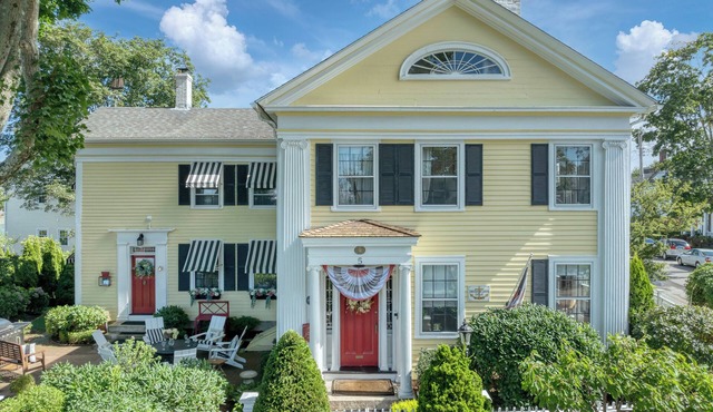 Charming downtown Mystic home. Mere steps to shops, restaurants, and parks.