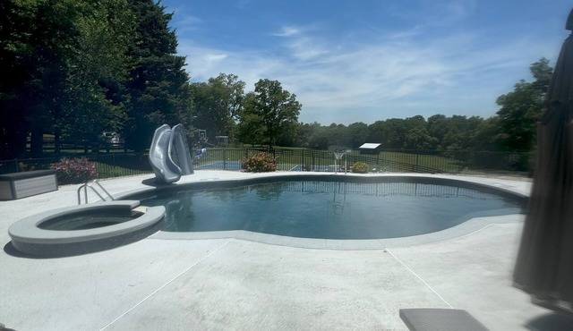 Charming farm stay with 4 bedrooms, minutes from Yew Dell Gardens/Louisville