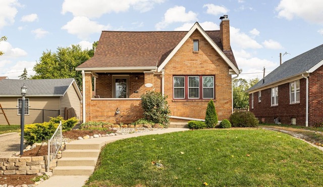 Charming Historic Fully Updated Home- Sleeps 12-13. Pet friendly!